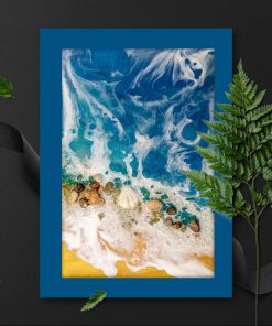 Plakat z motywem morza i muszelek na brzegu